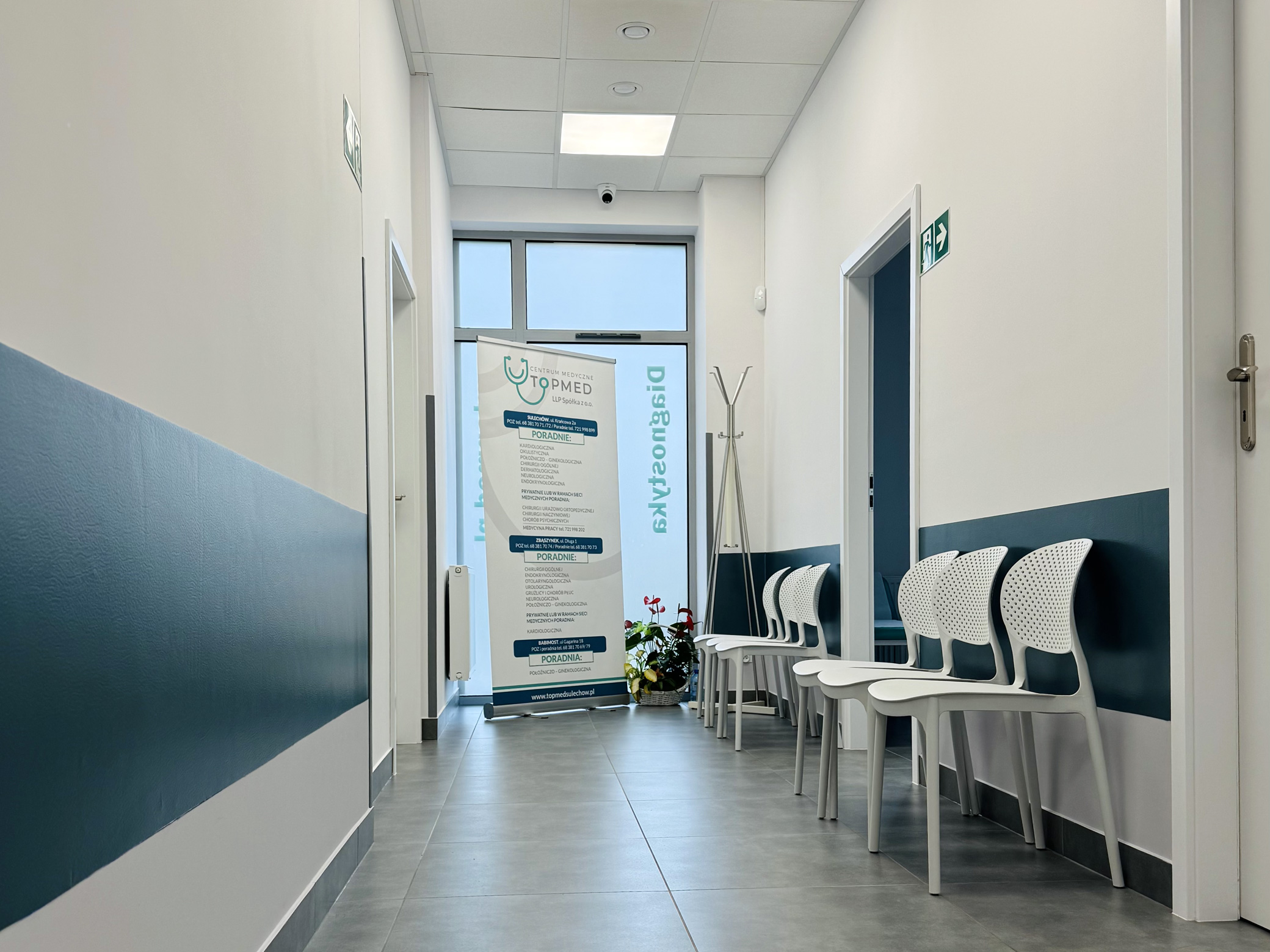 korytarz poczekalni w przychodni